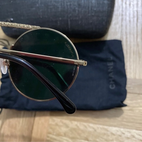 Chanel round mirror sunglasses - Picture 3 of 6